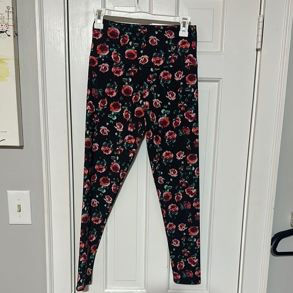 Onzie black with rose leggings size medium/large
